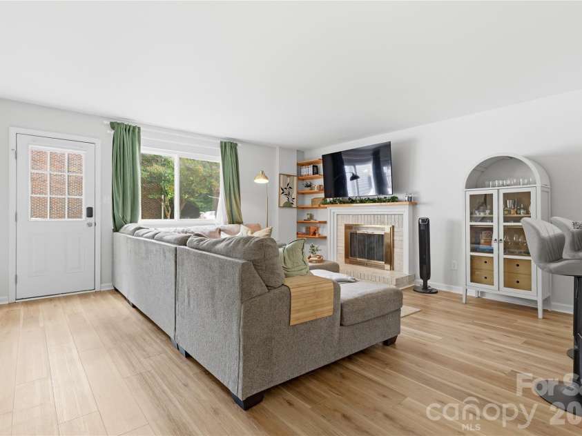8208 Knights Bridge Road, Charlotte, NC 28210.  MLS# CAR4393331, YatesRealty ID 36577. 