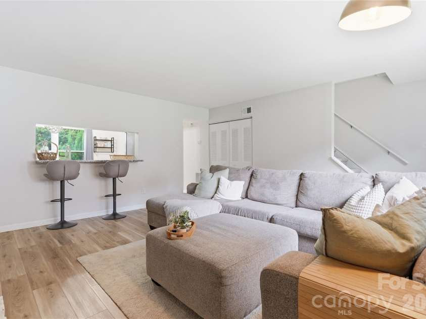 8208 Knights Bridge Road, Charlotte, NC 28210.  MLS# CAR4393331, YatesRealty ID 36577. 