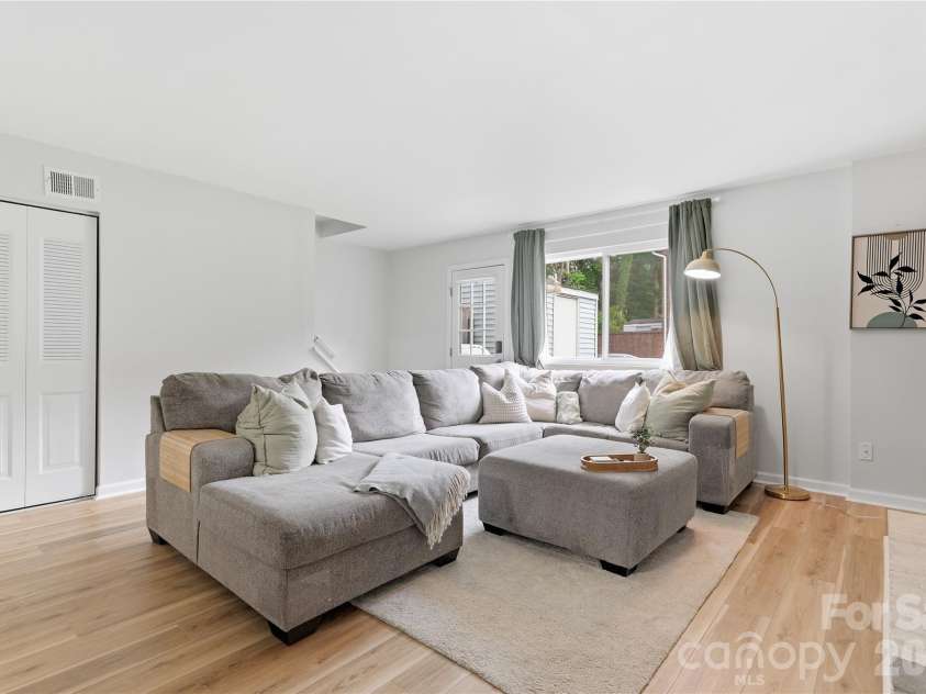 8208 Knights Bridge Road, Charlotte, NC 28210.  MLS# CAR4393331, YatesRealty ID 36577. 