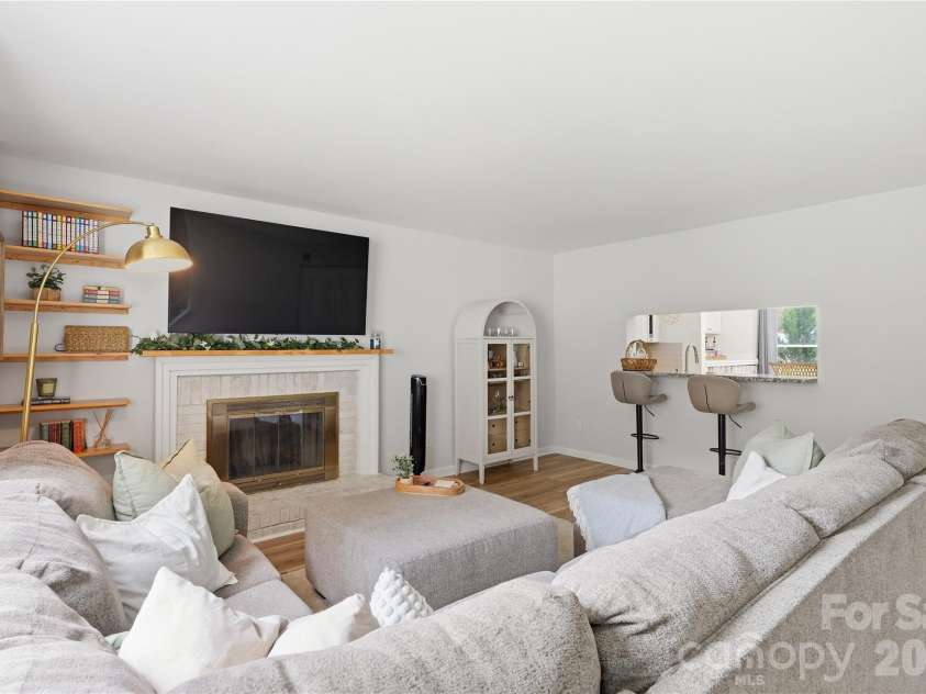 8208 Knights Bridge Road, Charlotte, NC 28210.  MLS# CAR4393331, YatesRealty ID 36577. 