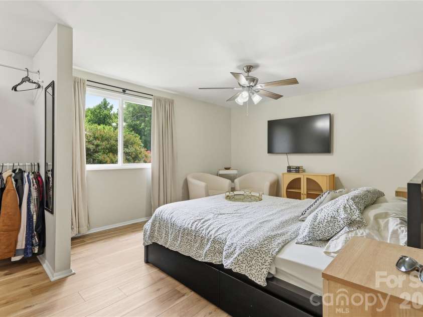 8208 Knights Bridge Road, Charlotte, NC 28210.  MLS# CAR4393331, YatesRealty ID 36577. 
