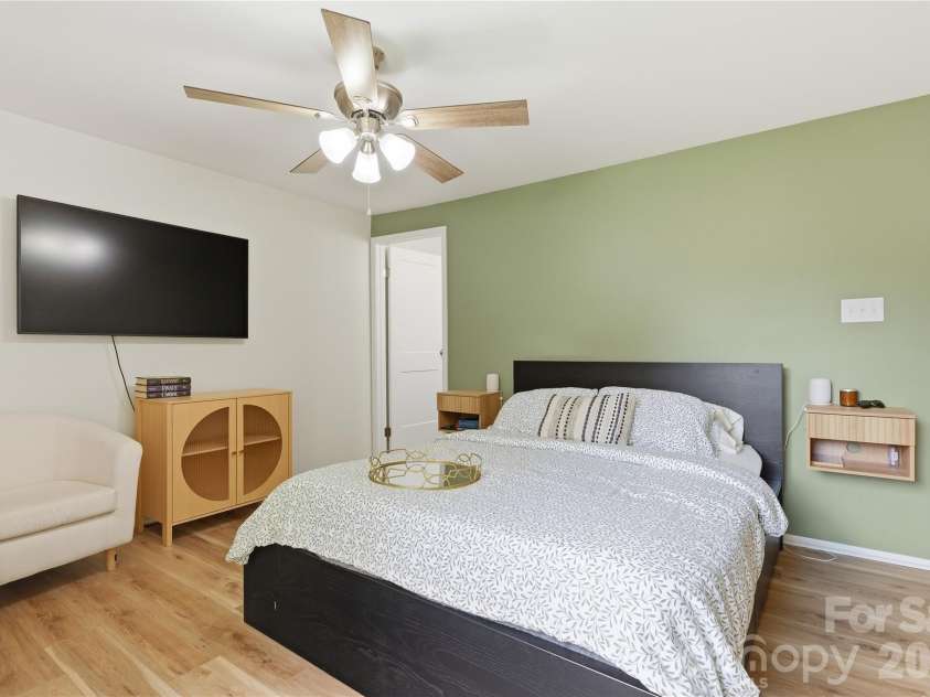 8208 Knights Bridge Road, Charlotte, NC 28210.  MLS# CAR4393331, YatesRealty ID 36577. 