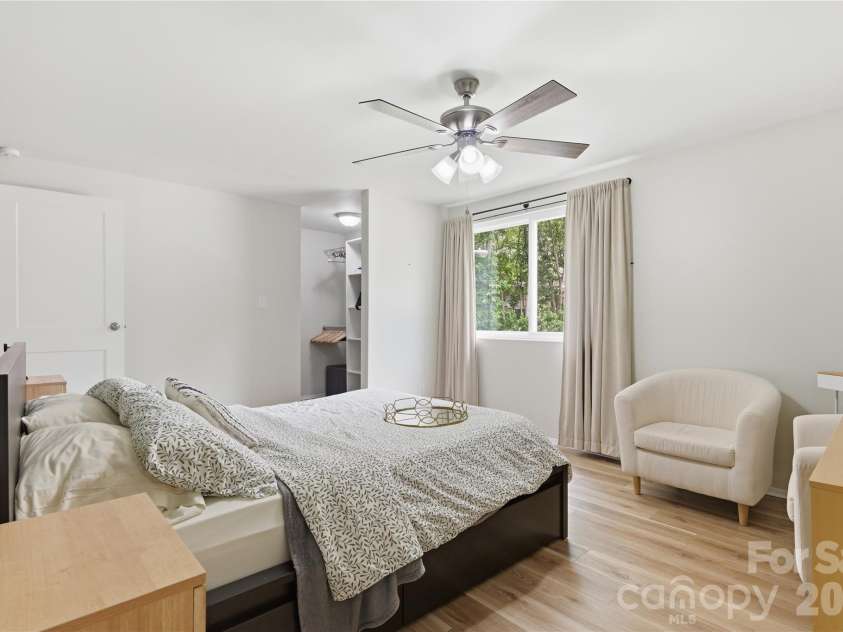 8208 Knights Bridge Road, Charlotte, NC 28210.  MLS# CAR4393331, YatesRealty ID 36577. 