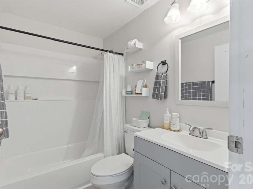 8208 Knights Bridge Road, Charlotte, NC 28210.  MLS# CAR4393331, YatesRealty ID 36577. 