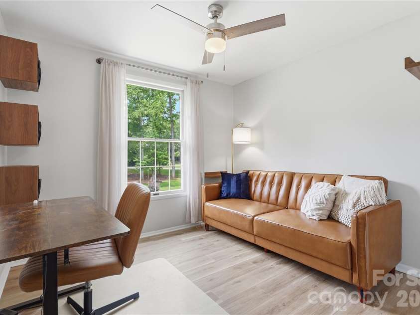 8208 Knights Bridge Road, Charlotte, NC 28210.  MLS# CAR4393331, YatesRealty ID 36577. 