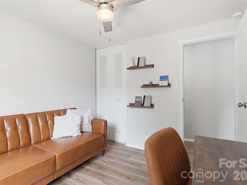 8208 Knights Bridge Road, Charlotte, NC 28210.  MLS# CAR4393331, YatesRealty ID 36577. 
