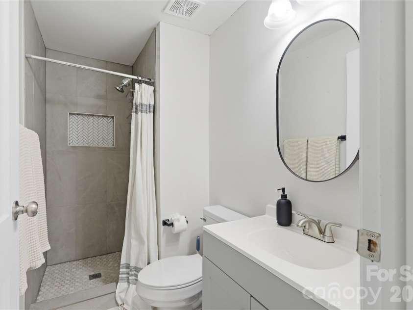 8208 Knights Bridge Road, Charlotte, NC 28210.  MLS# CAR4393331, YatesRealty ID 36577. 