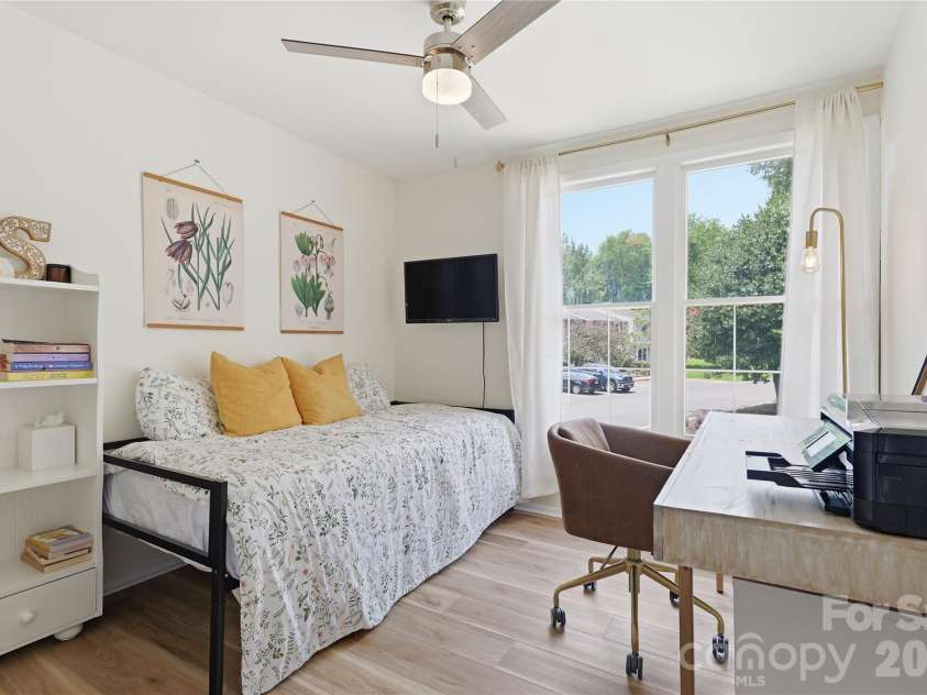 8208 Knights Bridge Road, Charlotte, NC 28210.  MLS# CAR4393331, YatesRealty ID 36577. 