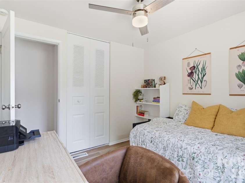 8208 Knights Bridge Road, Charlotte, NC 28210.  MLS# CAR4393331, YatesRealty ID 36577. 