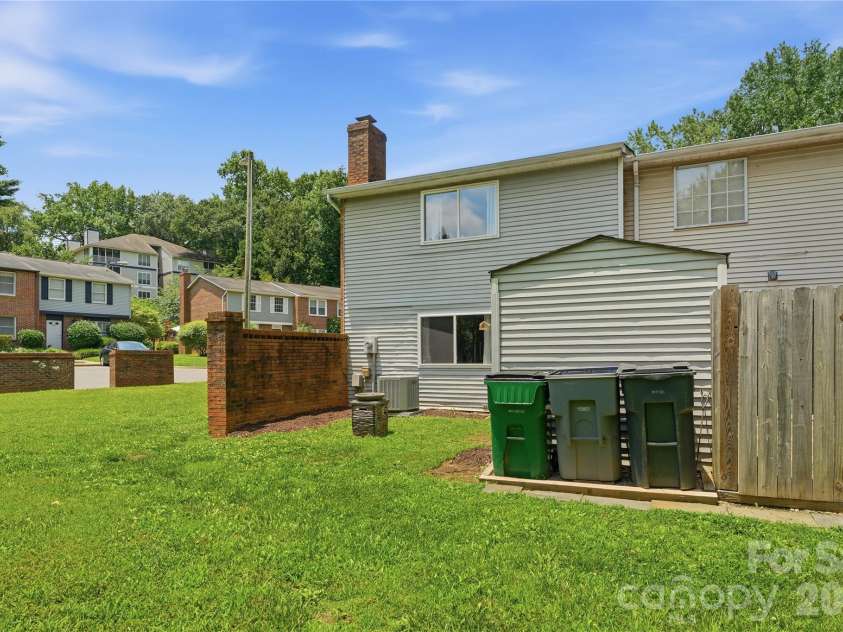 8208 Knights Bridge Road, Charlotte, NC 28210.  MLS# CAR4393331, YatesRealty ID 36577. 