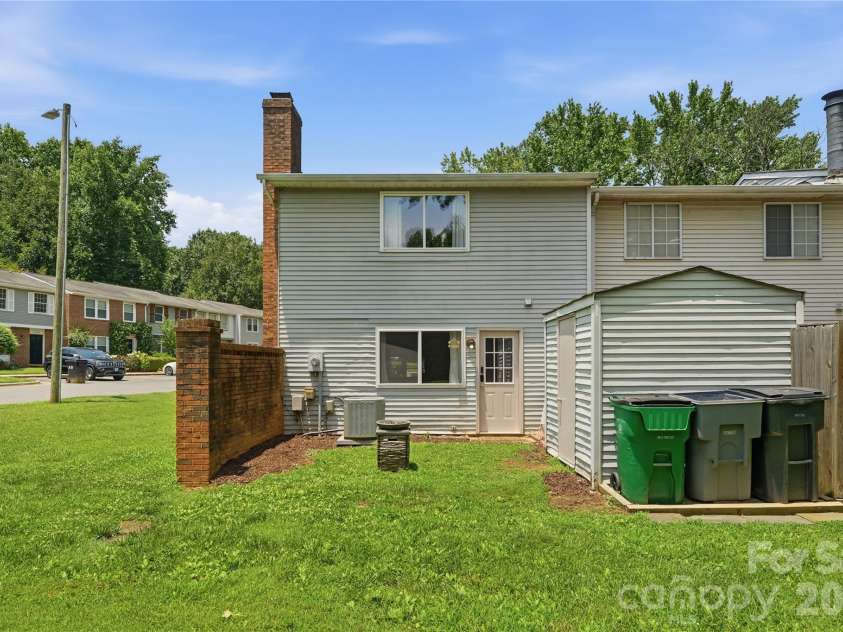 8208 Knights Bridge Road, Charlotte, NC 28210.  MLS# CAR4393331, YatesRealty ID 36577. 
