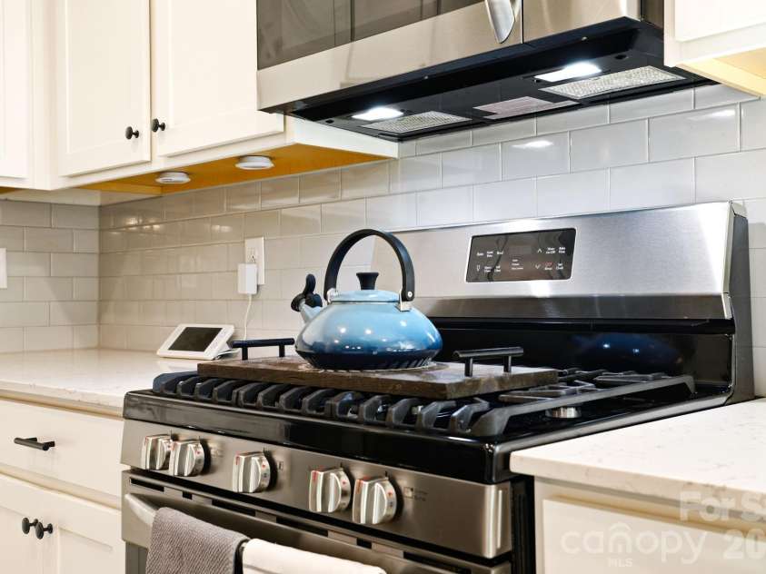 124 Goodleigh Lane, Mooresville, NC 28115.  MLS# CAR4353513, YatesRealty ID 36579. Modern Gas Range