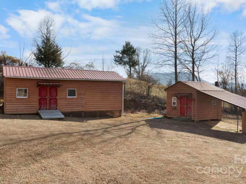 240 Wildwood Road, Lenoir, NC 28645.  MLS# CAR4334176, YatesRealty ID 3658. 