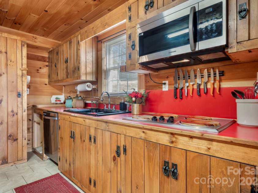 240 Wildwood Road, Lenoir, NC 28645.  MLS# CAR4334176, YatesRealty ID 3658. 