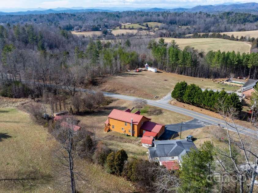 240 Wildwood Road, Lenoir, NC 28645.  MLS# CAR4334176, YatesRealty ID 3658. 