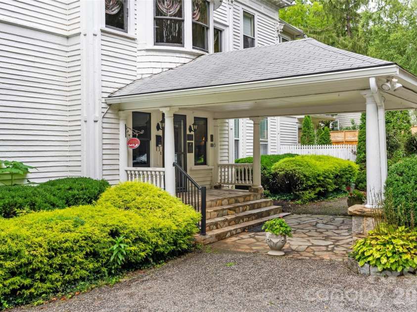 86 Edgemont Road, Asheville, NC 28801.  MLS# CAR4375523, YatesRealty ID 36581. 
