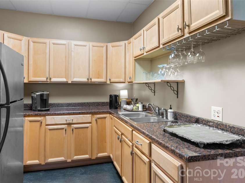 86 Edgemont Road, Asheville, NC 28801.  MLS# CAR4375523, YatesRealty ID 36581. Guest pantry area