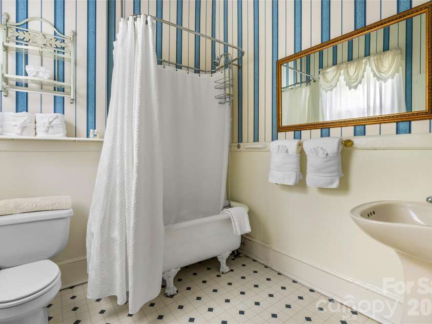 86 Edgemont Road, Asheville, NC 28801.  MLS# CAR4375523, YatesRealty ID 36581. Second story, bathroom eight
