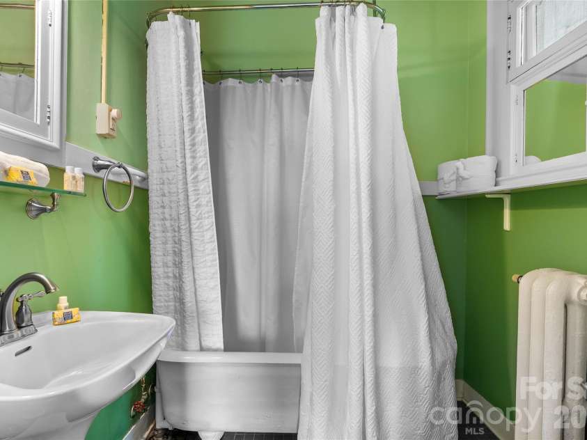 86 Edgemont Road, Asheville, NC 28801.  MLS# CAR4375523, YatesRealty ID 36581. Second story, bathroom five