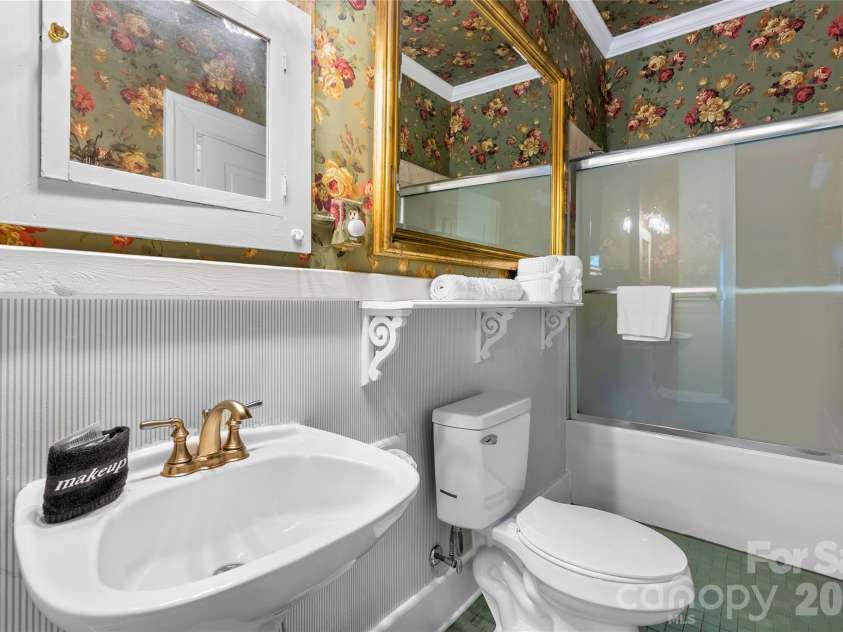 86 Edgemont Road, Asheville, NC 28801.  MLS# CAR4375523, YatesRealty ID 36581. Second story, bathroom four