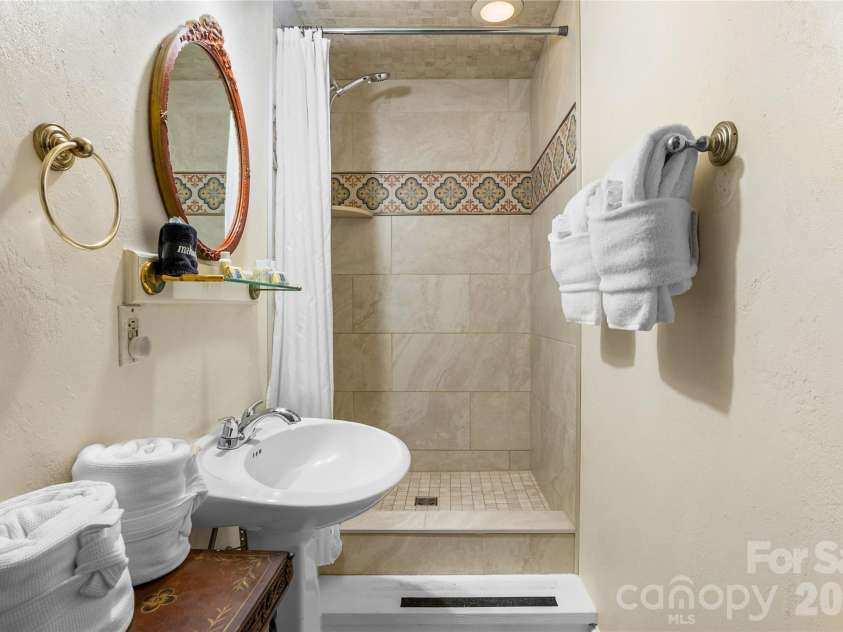 86 Edgemont Road, Asheville, NC 28801.  MLS# CAR4375523, YatesRealty ID 36581. Second story, bathroom seven