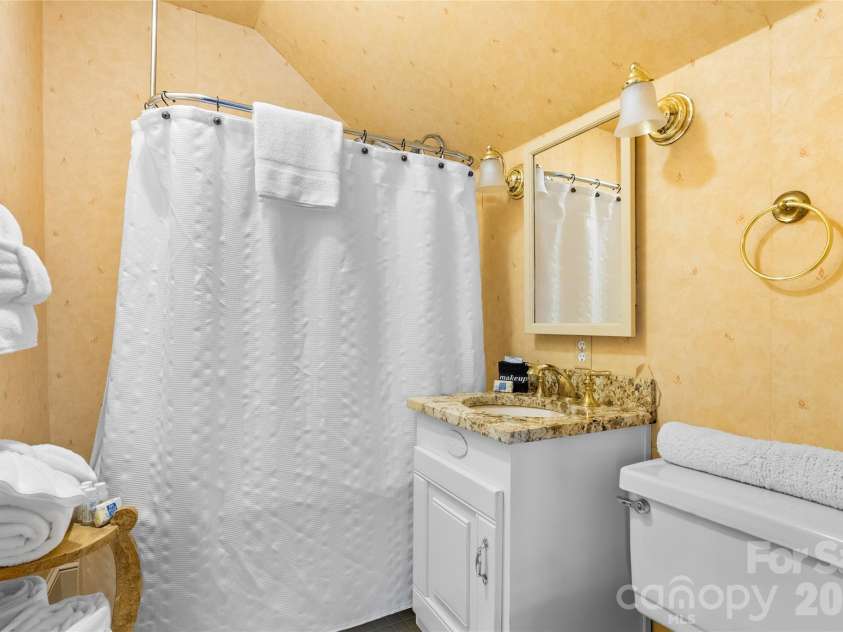 86 Edgemont Road, Asheville, NC 28801.  MLS# CAR4375523, YatesRealty ID 36581. Third story, bathroom ten