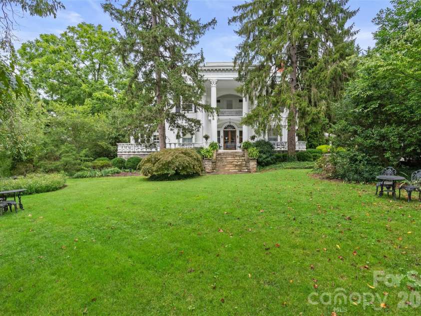 86 Edgemont Road, Asheville, NC 28801.  MLS# CAR4375523, YatesRealty ID 36581. Wide open glorious front yard
