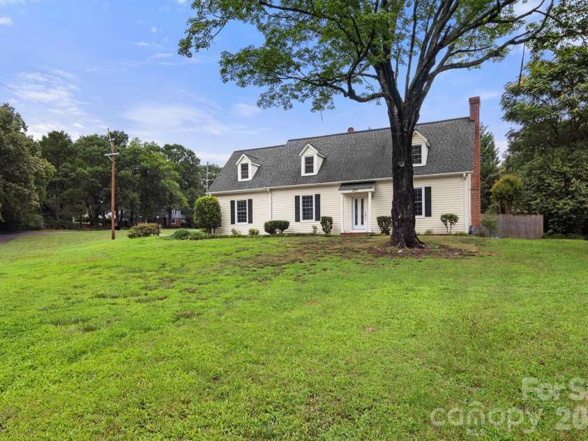 207 Edgemont Drive, Shelby, NC 28150.  MLS# CAR4402527, YatesRealty ID 36582. 