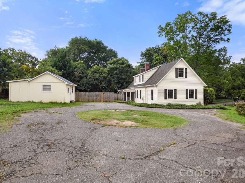 207 Edgemont Drive, Shelby, NC 28150.  MLS# CAR4402527, YatesRealty ID 36582. 