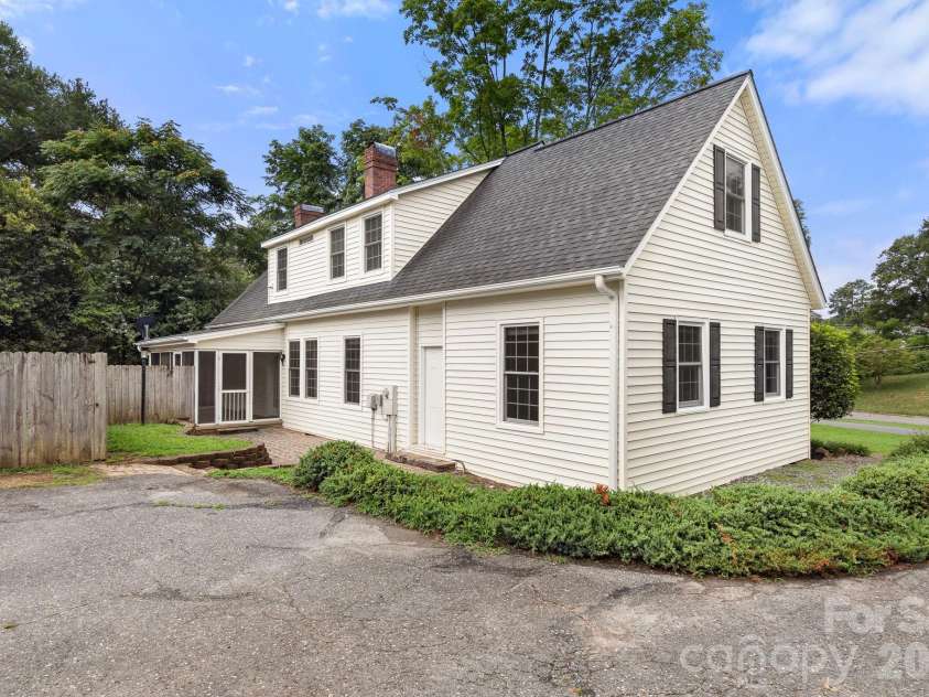 207 Edgemont Drive, Shelby, NC 28150.  MLS# CAR4402527, YatesRealty ID 36582. 