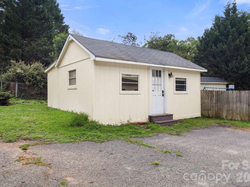 207 Edgemont Drive, Shelby, NC 28150.  MLS# CAR4402527, YatesRealty ID 36582. 