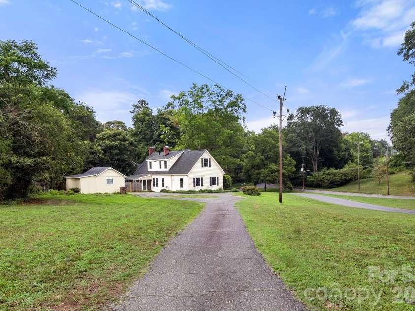 207 Edgemont Drive, Shelby, NC 28150.  MLS# CAR4402527, YatesRealty ID 36582. 