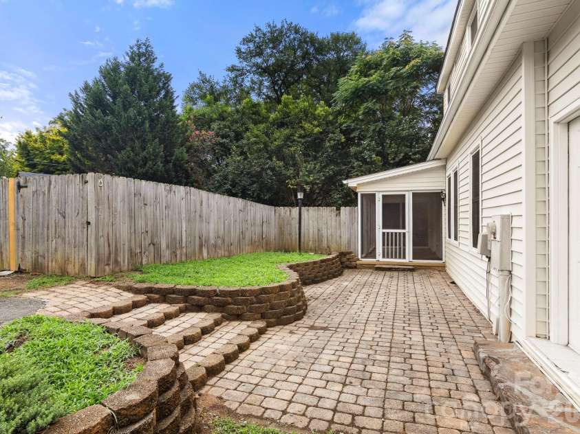 207 Edgemont Drive, Shelby, NC 28150.  MLS# CAR4402527, YatesRealty ID 36582. 