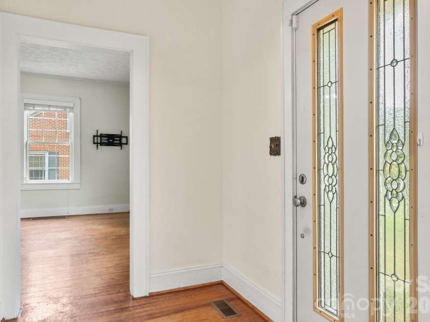 207 Edgemont Drive, Shelby, NC 28150.  MLS# CAR4402527, YatesRealty ID 36582. 