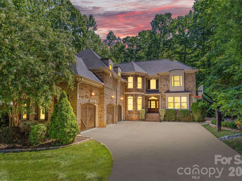 3030 Ashford Glen Drive, Matthews, NC 28104.  MLS# CAR4399713, YatesRealty ID 36584. 