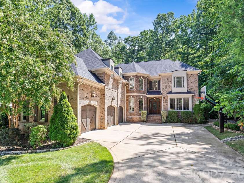 3030 Ashford Glen Drive, Matthews, NC 28104.  MLS# CAR4399713, YatesRealty ID 36584. 