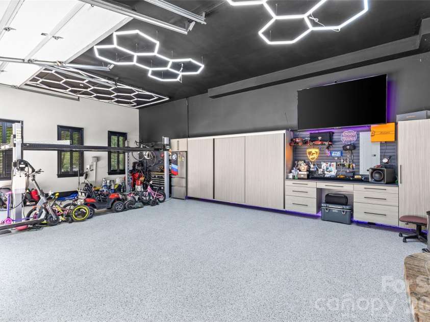 3030 Ashford Glen Drive, Matthews, NC 28104.  MLS# CAR4399713, YatesRealty ID 36584. 