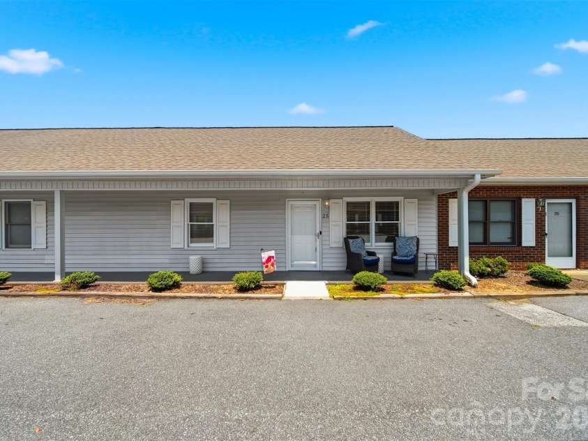 115 23rd Street, Hickory, NC 28601.  MLS# CAR4400669, YatesRealty ID 36589. 