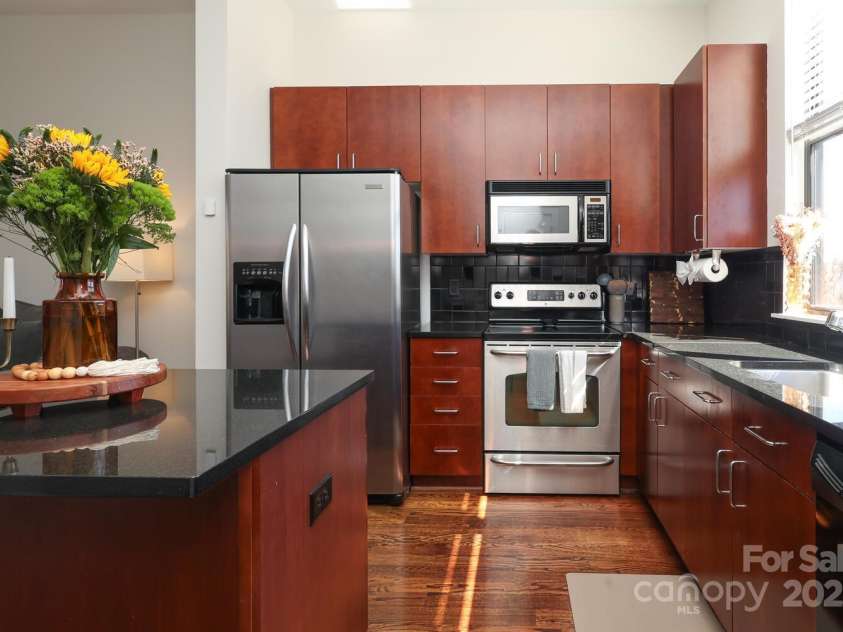 530 Mcdowell Street, Charlotte, NC 28204.  MLS# CAR4226196, YatesRealty ID 3659. 