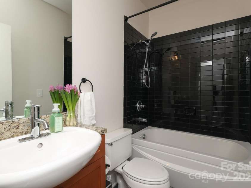 530 Mcdowell Street, Charlotte, NC 28204.  MLS# CAR4226196, YatesRealty ID 3659. 