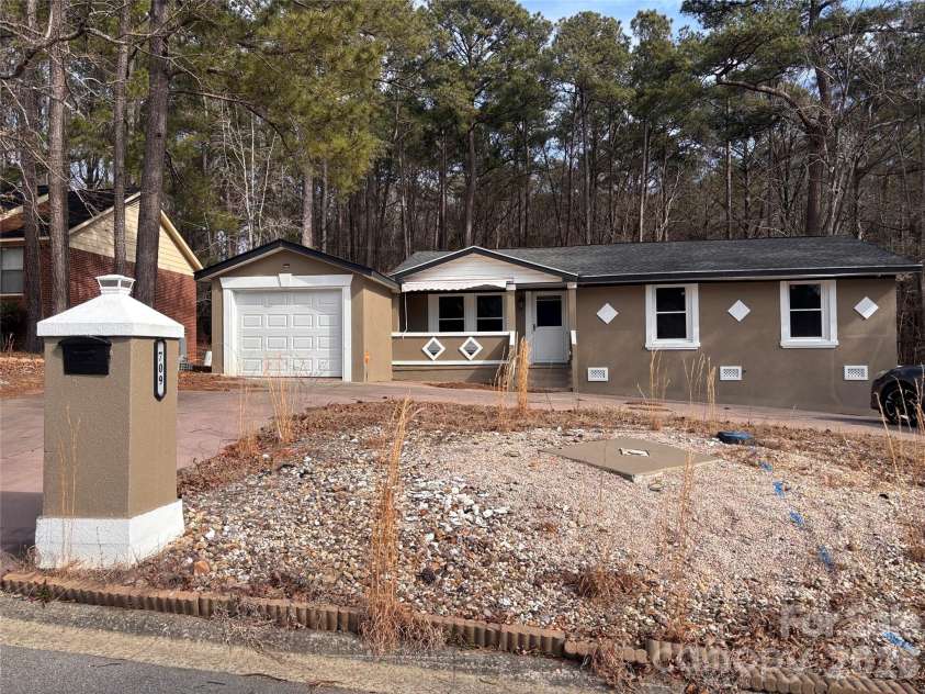 709 Meadowlake Drive, Columbia, SC 29203.  MLS# CAR4342756, YatesRealty ID 3659. 