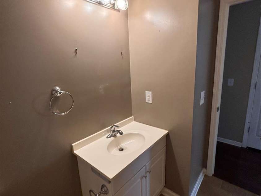 709 Meadowlake Drive, Columbia, SC 29203.  MLS# CAR4342756, YatesRealty ID 3659. 