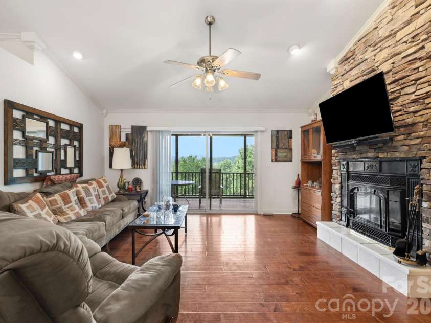 81 Chestnut Lane, Hendersonville, NC 28792.  MLS# CAR4401616, YatesRealty ID 36590. 