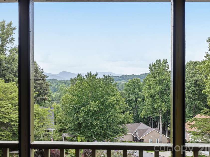 81 Chestnut Lane, Hendersonville, NC 28792.  MLS# CAR4401616, YatesRealty ID 36590. 
