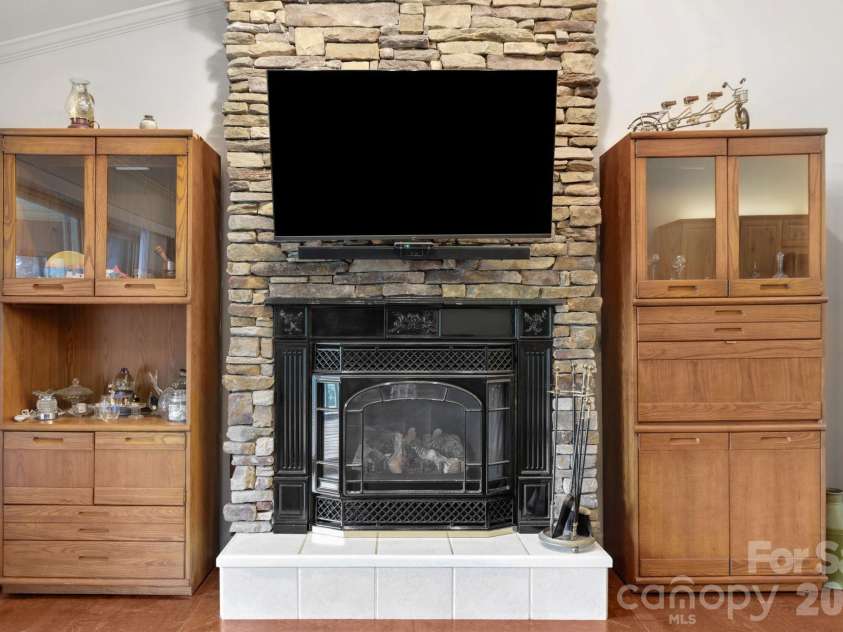 81 Chestnut Lane, Hendersonville, NC 28792.  MLS# CAR4401616, YatesRealty ID 36590. 