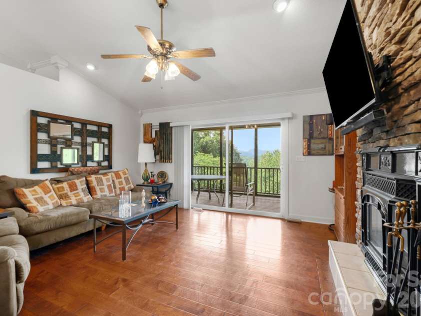 81 Chestnut Lane, Hendersonville, NC 28792.  MLS# CAR4401616, YatesRealty ID 36590. 