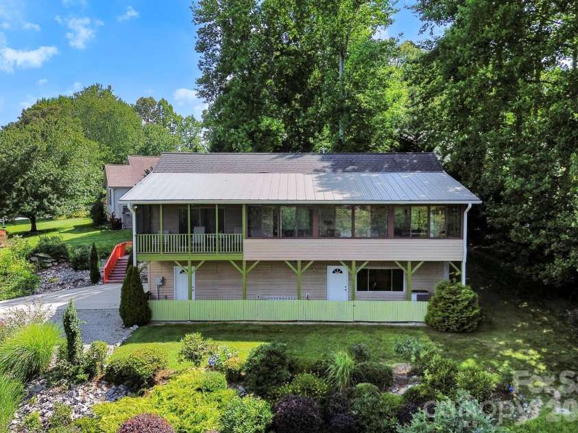 81 Chestnut Lane, Hendersonville, NC 28792.  MLS# CAR4401616, YatesRealty ID 36590. 