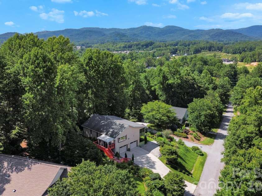 81 Chestnut Lane, Hendersonville, NC 28792.  MLS# CAR4401616, YatesRealty ID 36590. 