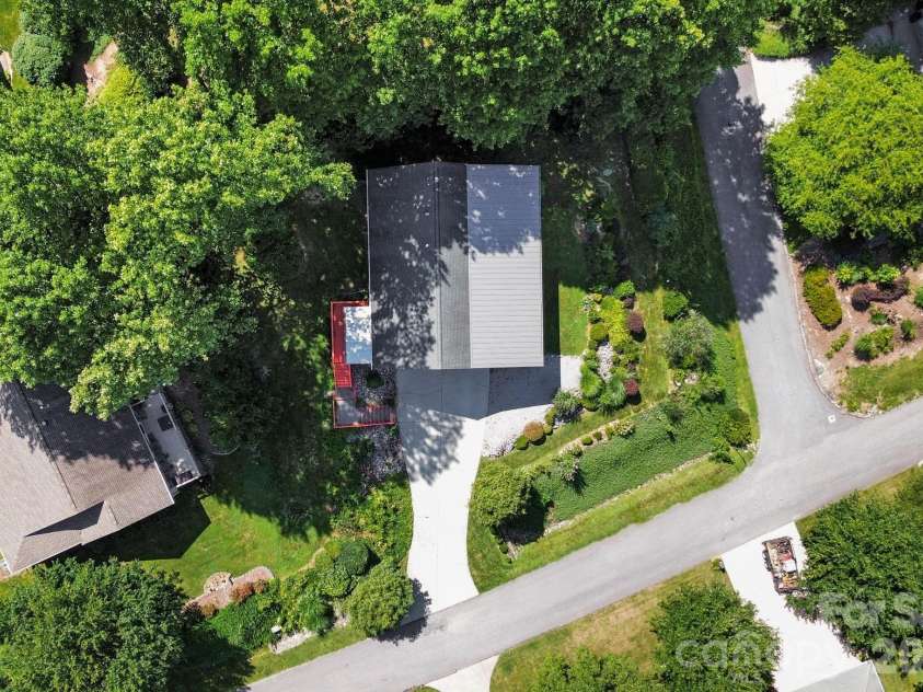 81 Chestnut Lane, Hendersonville, NC 28792.  MLS# CAR4401616, YatesRealty ID 36590. 