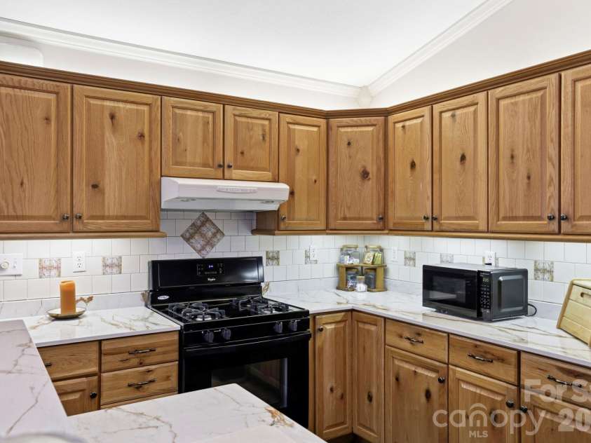 81 Chestnut Lane, Hendersonville, NC 28792.  MLS# CAR4401616, YatesRealty ID 36590. 